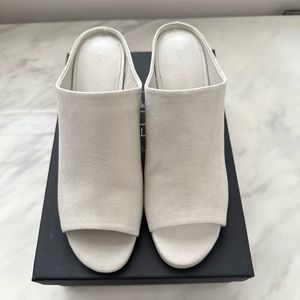 Oak +Ford light gray heel mule